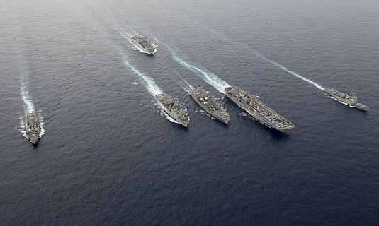 Tàu USS Decatur thuộc Hạm đội 3 (thứ 3 từ trái sang) tham gia diễn tập trên Biển Đông cùng Hạm đội 7. Ảnh: US Navy