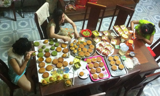 Đèn LED trong một gia đình làm bánh trung thu ở khu vực 3, phường An Khánh, quận Ninh Kiều, thành phố Cần Thơ