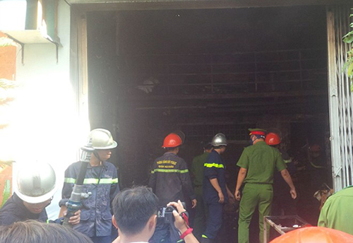 Lực lượng chức năng dập đám cháy.