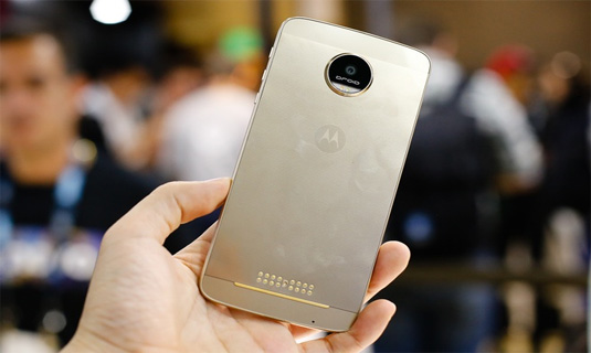 Lenovo Moto Z (72 phút) Nhờ thiết kế siêu mỏng và dung lượng pin chỉ 2.600 mAh kèm sạc nhanh Quick Charge 3.0, smartphone Android "biến hình" của Lenovo chỉ mất hơn 1 giờ để nạp đầy pin.