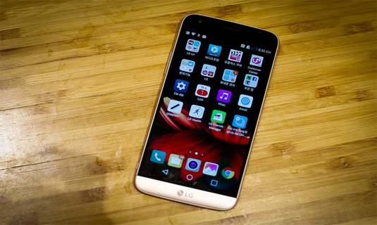 LG G5 (76 phút) Không như Moto Z, G5 còn cho phép tháo lắp pin bên trong. Viên pin nguyên bản có dung lượng 2.800 mAh và hỗ trợ công nghệ sạc nhanh QuickCharge 3.0 của Qualcomm.