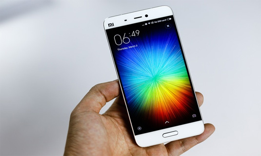 Xiaomi Mi 5 (139 phút) Thời gian sạc đầy pin của Xiaomi Mi 5 gần gấp đôi Moto Z dù dung lượng pin cũng dừng lại ở mức 3.000 mAh như nhiều smartphone khác trong danh sách.