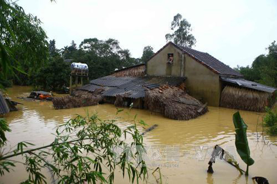 Nhà của người dân, thôn Thượng Sơn, xã Phương Mỹ (Hà Tĩnh) bị cô lập, ngập sâu trong nước. Ảnh: Minh Quyết/TTXVN