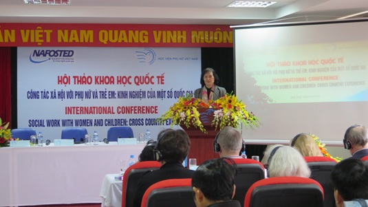 Bà Nguyễn Thị Hằng, nguyên Bộ trưởng bộ Lao động và Thương binh xã hội, Chủ tịch Hiệp hội Dạy nghề và nghề Công tác xã hội Việt Nam phát biểu tại Hội thảo