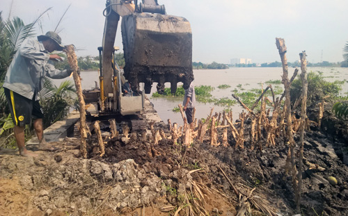 Đoạn bờ bao ven sông Sài Gòn đang được gia cố.