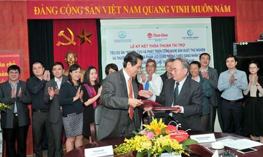 Ký kết giữa Giám đốc ban quản lý Dự án FIRST và đại diện các thành viên nhóm hợp tác