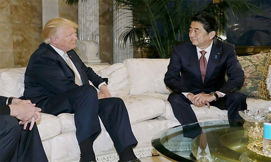 Ông Trump và ông Abe trong cuộc gặp ở tòa nhà Trump Tower hôm 17/11.