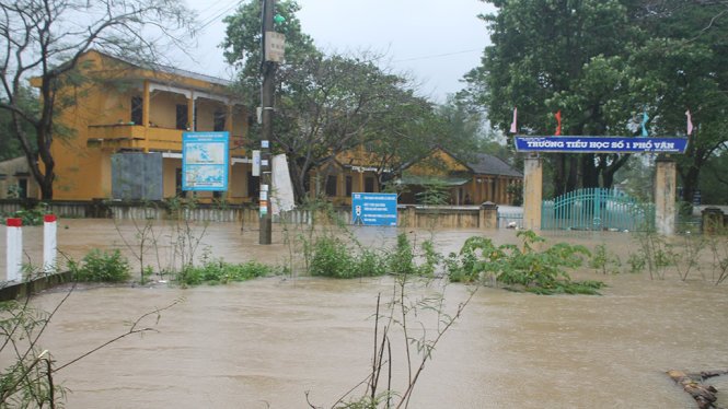 Trường tiểu học Phổ Văn (huyện Đức Phổ) ngập chìm trong lũ