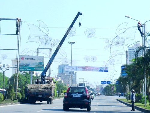Công ty điện chiếu sáng đô thị dỡ bỏ toàn bộ đèn, cột sắt thuộc dự án đèn led nghệ thuật trang trí trên đường Lê Hồng Phong. Ảnh: Giang Chinh.
