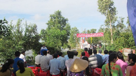 Đông đảo bà con địa phương đã đến tham dự lễ khánh thành