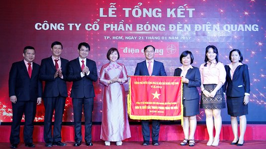 Điện Quang vinh dự nhận Cờ thi đua của Thủ tướng Chính phủ