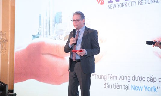 Luật sư David Hirson là một luật sư chuyên về luật đầu tư di trú. Ông có hơn 30 năm kinh nghiệm hành nghề luật nhập cư