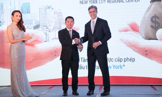 Ông Paul Levinsohn (Chủ tịch NYCRC) trao kỷ niệm chương “Đối tác chiến lược” cho USIS Group