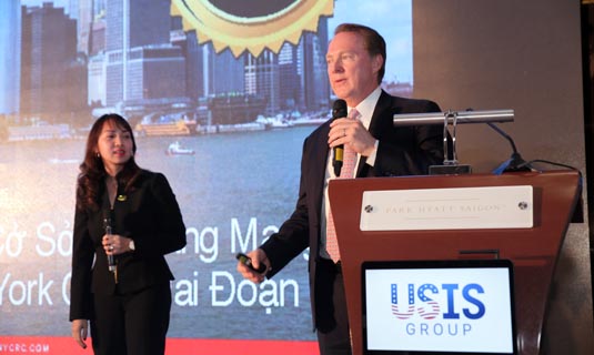 Ông Gregg Hayden (Tổng Giám đốc NYCRC – Khu vực Châu Á) giới thiệu về dự án LinkNYC