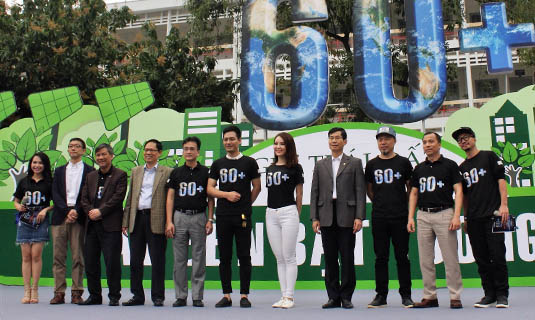 Đại diện Ban tổ chức, khách mời, đại sứ của Giờ trái đất năm 2017 chụp ảnh lưu niệm