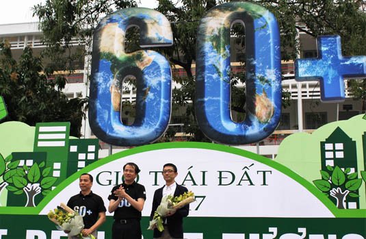 Ông Phương Hoàng Kim – Phó tổng cục trưởng Tổng cục Năng lượng, Bộ Công Thương tặng hoa các nhà tài trợ