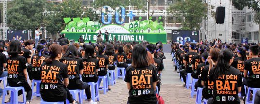 Hơn 1000 tình nguyện viên mặc chiếc áo với thông điệp của Giờ trái đất 2017: “Tắt đèn bật tương lai”