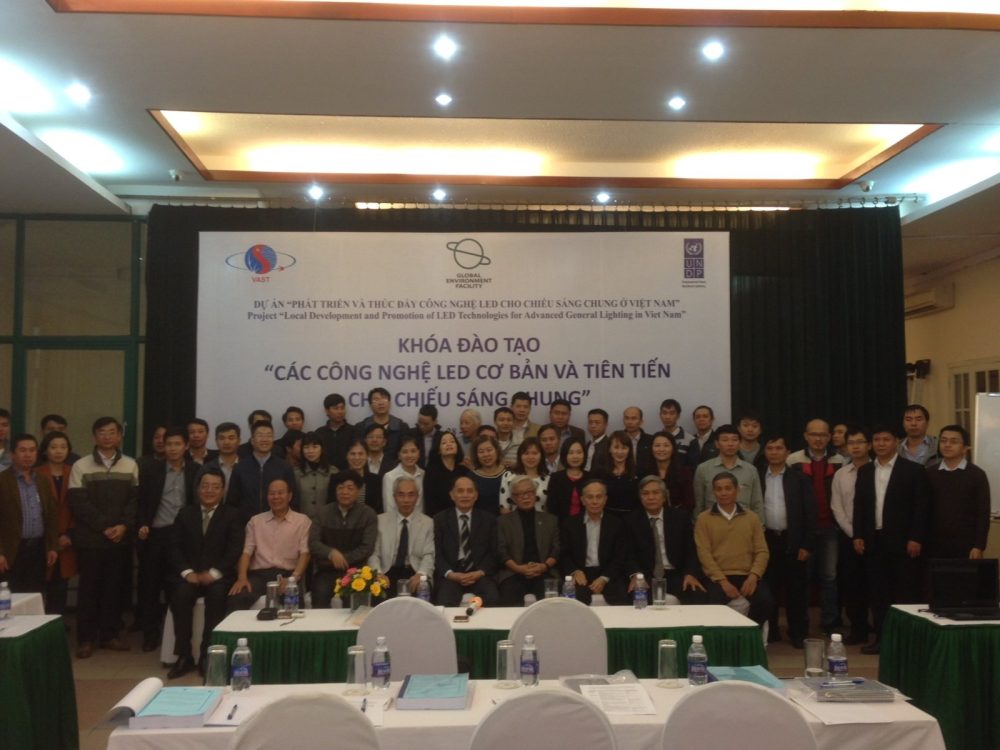 Các chuyên gia, học viên tham gia khoá đào tạo