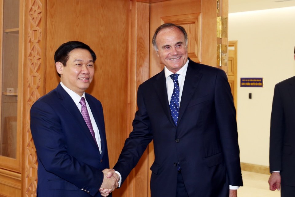 Phó Thủ tướng Vương Đình Huệ và ông Christian De Charnace, Tổng Giám đốc ngân hàng BPN Paribas khu vực châu Á-Thái Bình Dương.