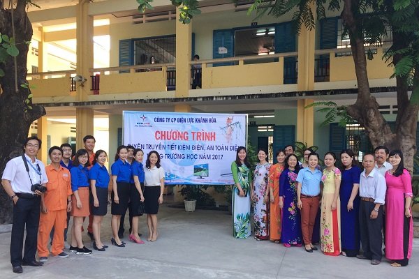 Đội tuyên truyền tiết kiệm điện PC Khánh Hòa cùng với thầy cô trường Tiểu học Vĩnh Ngọc 