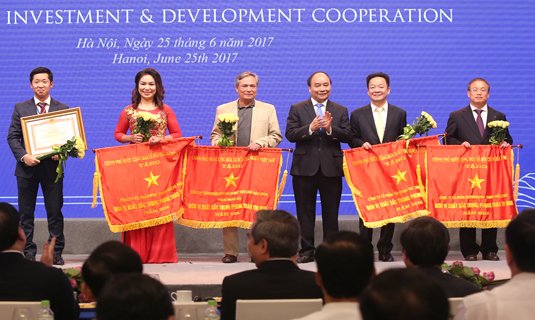 Thủ tướng tặng bằng khen cho cá nhân và tập thể doanh nghiệp. Ảnh: VGP/Quang Hiếu