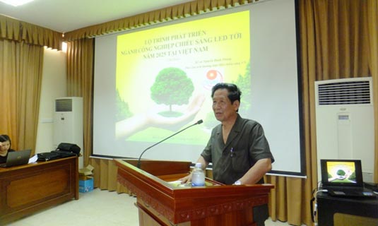 Nguyễn Đoàn Thăng thảo trình bày về dự thảo.