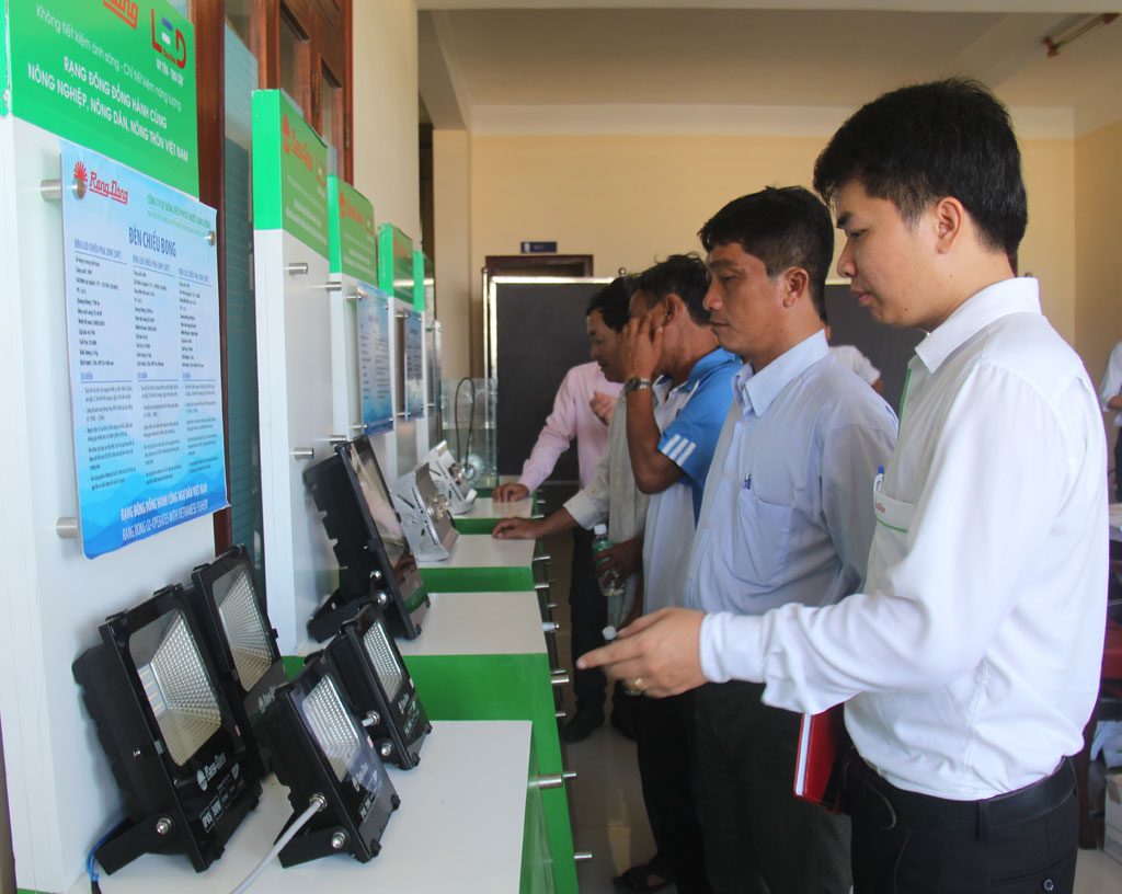 Các đại biểu tham quan một số loại đèn LED do Công ty Cổ phần Bóng đèn Phích nước Rạng Đông giới thiệu.