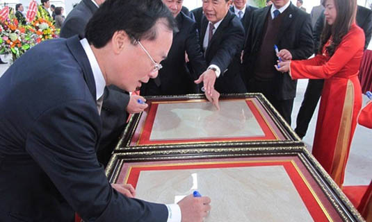 Bộ trưởng Phạm Hồng Hà vui mừng trước một sản phẩm vật liệu tiết kiệm năng lượng do Viglacera sản xuất.