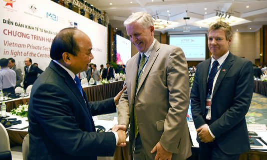 Thủ tướng trò chuyện với các đại biểu nước ngoài dự Diễn đàn.