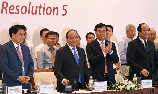 Thủ tướng Nguyễn Xuân Phúc gõ búa thể hiện sự đoàn kết thống nhất cao của diễn đàn.