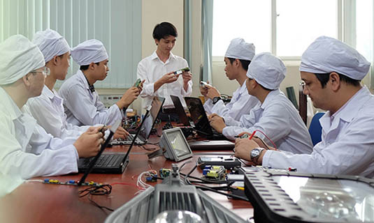 Trung tâm R&D chiếu sáng Rạng Đông hiện biên chế hơn 80 nhà khoa học, chuyên gia đầu ngành về chiếu sáng đến làm việc.