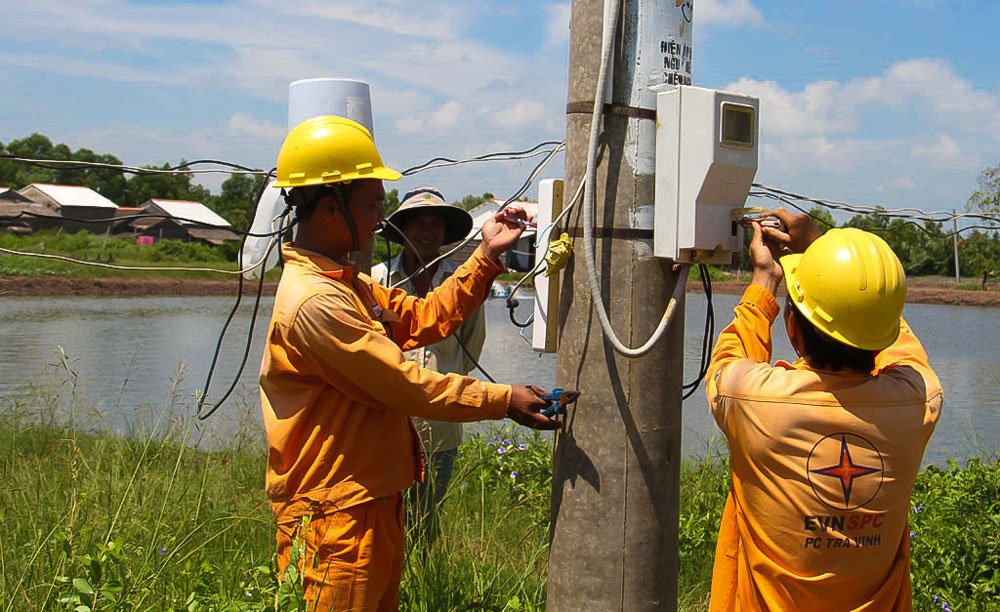 Các hộ nuôi tôm tại Sóc Trăng luôn được hỗ trợ các giải pháp tiết kiệm điện - Ảnh: Ng.Tuấn.
