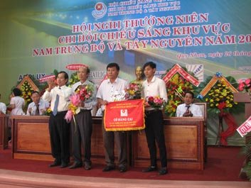 Trao cờ đăng cai Hội nghị thường niên năm 2018 cho Đà Nẵng 