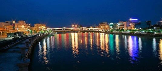 Cầu qua kênh Bảo Định ở thành Phố Tân An