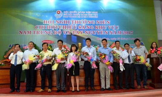 Tặng hoa các nhà tài trợ