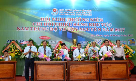 Lãnh đạo TP Quy Nhơn tặng hoa và chào mừng Hội nghị