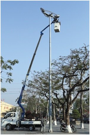 Công ty CP Điện chiếu sáng chú trọng cải tạo hệ thống chiếu sáng trên các tuyến đường chính. Ảnh: Duy Thính