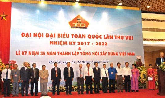 Đoàn Chủ tịch Tổng hội Xây dựng Việt Nam khóa VIII nhiệm kỳ 2017 - 2022 ra mắt Đại hội.