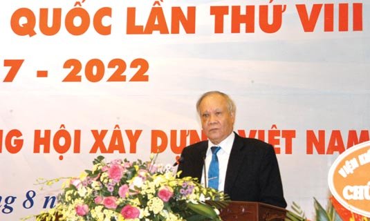 Ông Trần Ngọc Hùng Chủ tịch Tổng Hội XDVN trình bày báo cáo Đại hội.