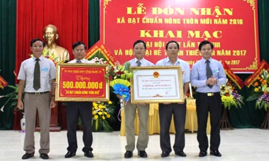 Đồng chí Nguyễn Văn Hằng – Phó chánh văn phòng điều phối nông thôn mới tỉnh trao bằng đạt chuẩn NTM cho xã Quỳnh Bá