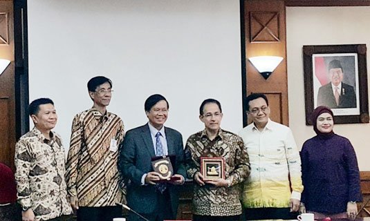 Đại sứ đặc mệnh toàn quyền Việt Nam tại Indonesia Hoàng Anh Tuấn có buổi thăm và làm việc với trường Đại học Tổng hợp Indonesia (UI).