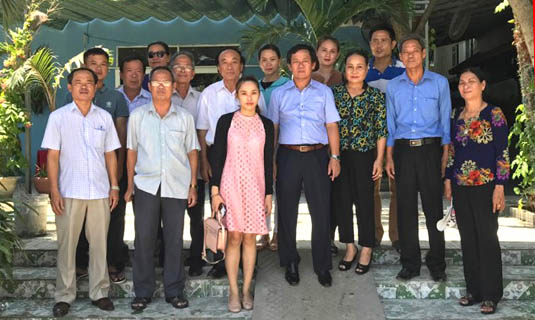 Vợ chồng ông Liệu (thứ 2 và 3 từ phải, hàng thứ hai) cùng người thân và luật sư sau khi tòa án tuyên trả hồ sơ, ngày 14/8/2017. Ảnh: Sáu Nghệ