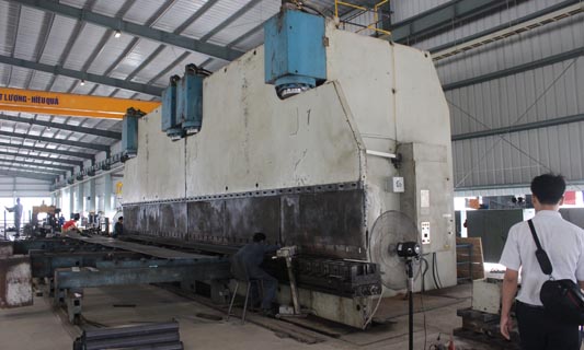 Máy dập cột thép 16.000 tấn.