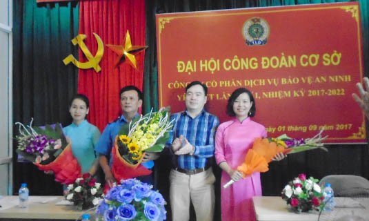 ông Hà Đình Thủ, chủ tịch HĐQT - Giám đốc công ty tặng hoa chúc mừng BCH Công đoàn
