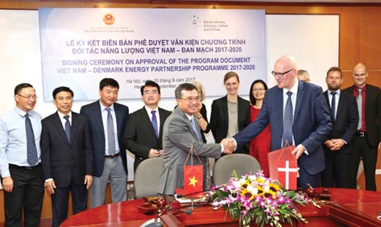 Thứ trưởng Bộ Công Thương Hoàng Quốc Vượng và ông Thomas Egebo – Quốc Vụ khanh Bộ Năng lượng, Hạ tầng kỹ thuật và Khí hậu Đan Mạch.