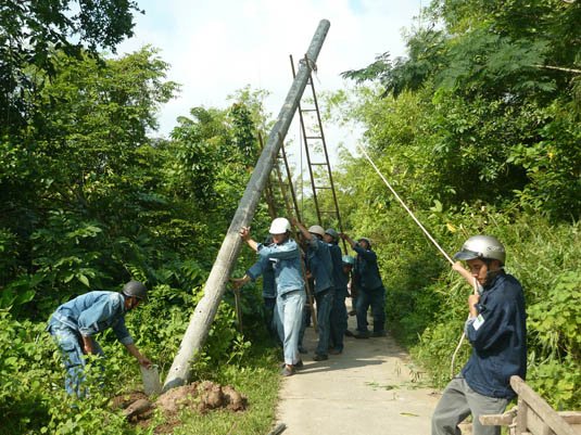 Dựng hệ thống chiếu sáng ngõ xóm.