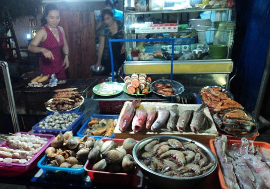 Chợ đêm Phú Quốc nổi bật với hải sản tươi rói trong ánh đèn rực rỡ.