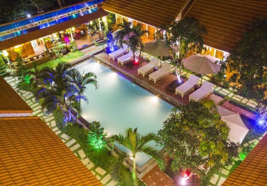 Chợ đêm Phú Quốc nổi bật với hải sản tươi rói trong ánh đèn rực rỡ .