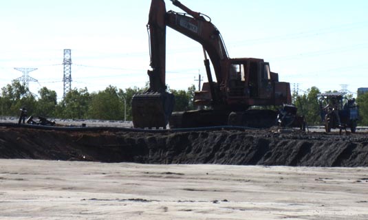 Bãi xỉ than khổng lồ ở Nhà máy Vĩnh Tân 2.