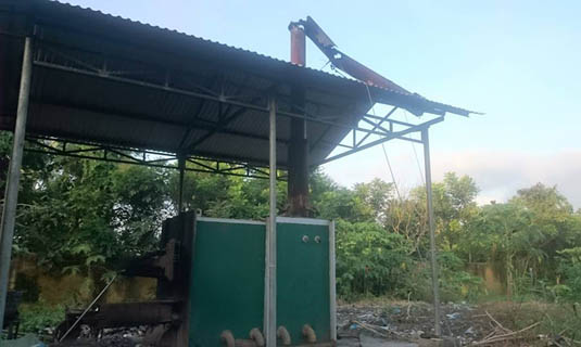 Lò đốt rác ở xã Tân Thạnh ngừng hoạt động khi ống khói đã gãy gục.